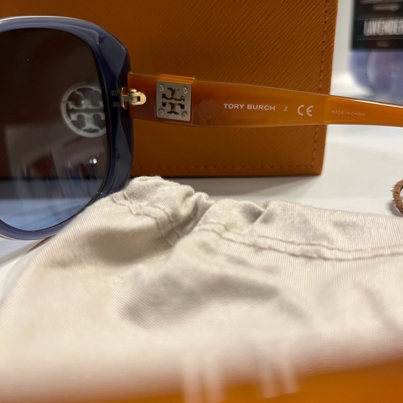 Tory Burch sunglasses with case - Picture 3 of 6